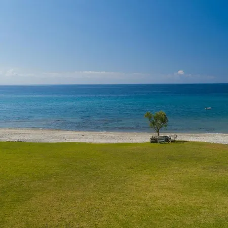 Sunny Bay, Beachfront 1-bdrm Apartment *