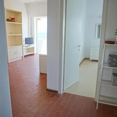 Sunny Bay, Beachfront 1-bdrm Apartment